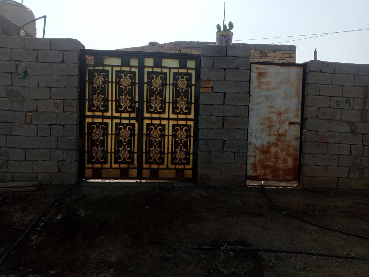 بيت للبيع  المساحه 200متر قرب رعد ابو سيراميك خدمات ماء وكهرباء سعر خاص رقم التلفون ***********
