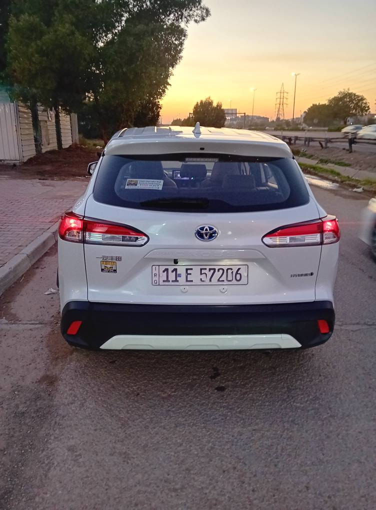 السلام عليكم للبيع كورلا كروس 2024 وارد خليجي(صيني) هايبرد ماشية 38 الف كيلو فول موصفات السيارة مشتريها زيرو على ايدنا من شركة باركود مكفولة كفالة عدا شخط صغير موضح بصور عارضها ب 25 مليون  مكاني بغداد حي الجامعة 
للاتصال *********** بغداد, العراق
