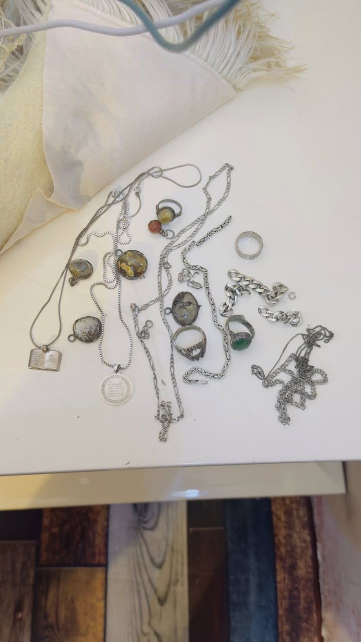 السلام عليكم عندي ذني فضة كلهن محابس وحلقة وسوار وزناجيل بيهن كاملات بيهن كسر مال امي  بيش يفيدكم اخذوهن مكاني بغداد مدينة صدر الي يريدهن 
الاتصال ***********  مارد عل خاص ماعرف بيهن 
شراي يتصل مكلف بل نشرحابر على صاحبهن
