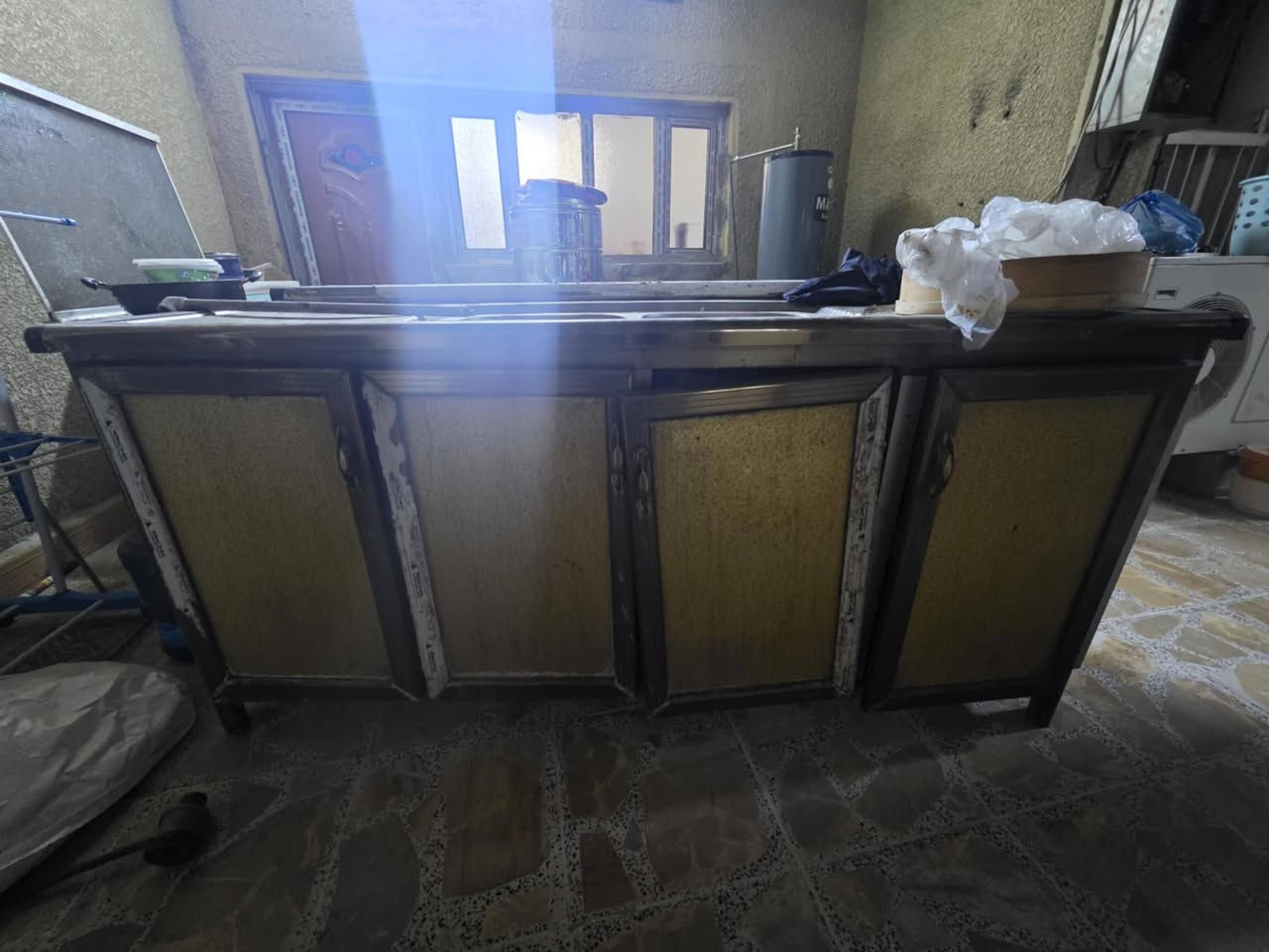 للبيع كاونتر الاصفر سعر ١٧٥ كاونتر ٢٠٠
سنك ٥٠
 وعنوان الفلوجه خلف الكماليات قريب ع المول رقم *********** للإستفسار
