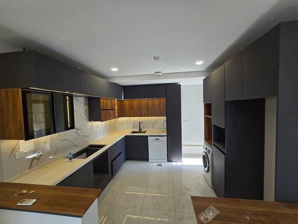 شقة للبيع مجمع الروان السكني طابق 13 اطلالة خارجية تحتوي على ٣ غرف نوم ومطبخ وهول وصالة و٣ حمامات مع سبالت عدد خمسة وكاونترات وغساله صحون وغساله ملابس للاستفسار الاتصال على الرقم ***********
