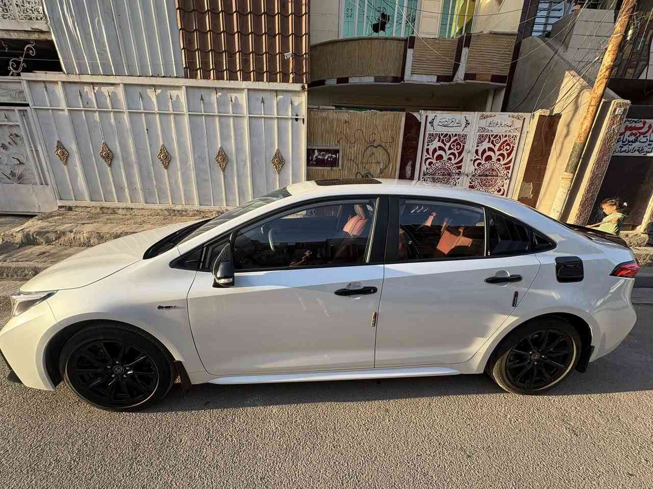 كورلا هايبرد SE black edition 
فول مواصفات مقاعد جلد احمر فتحه بانورما مقعد السايق كهرباء حساسات خلفية وكامرة مانع تصادم امامي السيارة كلين كلشي مابيهة ولا شخطة ماشية 3الاف كيلو فقط رقمها بغداد باسمي شوكت متريد احولها مكاني بغداد الشعب
***********
