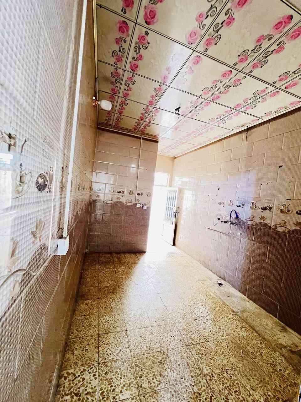 دار للإيجارفي حي ميسان قطاع 22 نضيف جدا جدا يم المجمعات والمدارس والخدمات  المساحه 100 متر يحتوي على غرفه وصاله ومطبخ واستقبال وصحيات داخليه وخارجيه شارع 12 يحتوي على سخان وخزان ماء وواير مولده جاهز البيت الايجار شهريا واصل ماء وكهرباء ب325 غير قابل للنقاش مطلوب عائله لديها موظف للاستفسار الاتصال على الرقم التالي الكوفي للوساطة العقاريه ***********
