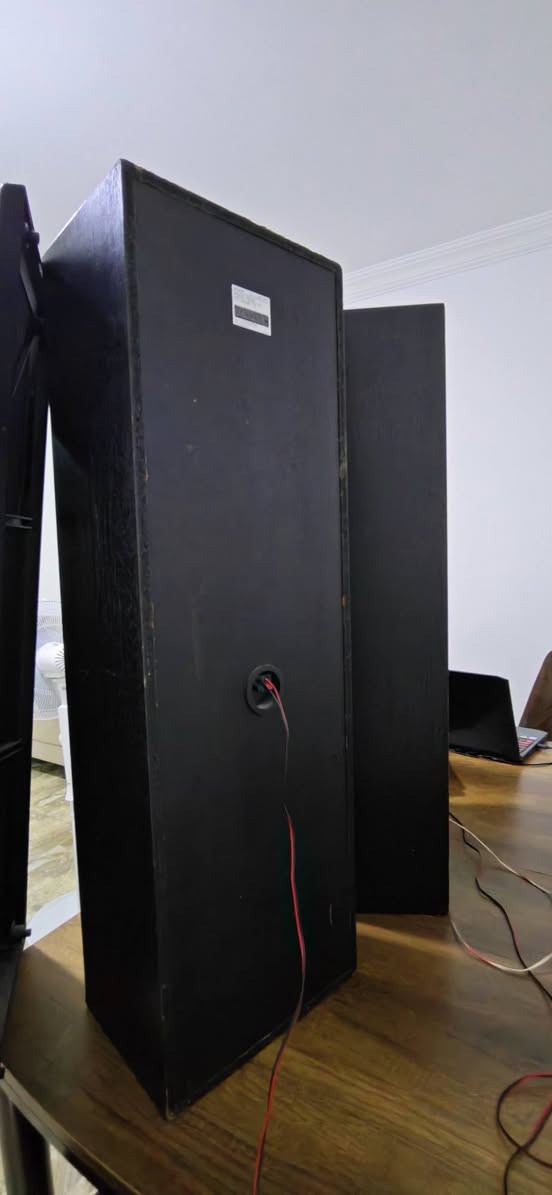 SONY..
MODEL NO SS-T471
قضية هاي مو سماعات نظافة عالية جدا 
كل تكه 200 واط
اوم 8
كوالتي الصوت عالي جدا..
الحجز خاص او اتصال ***********
