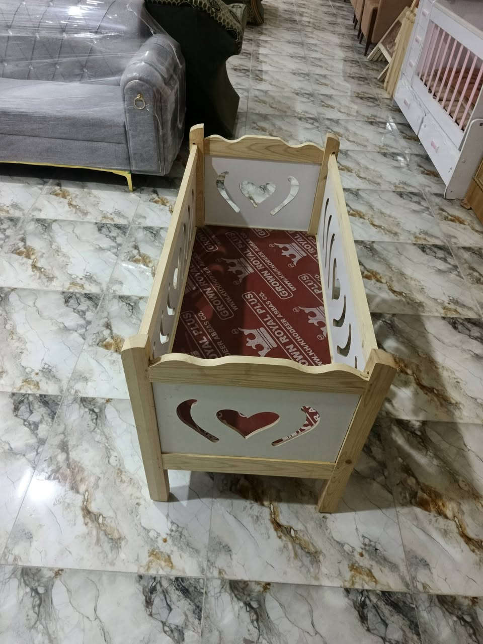 السلام عليكم 
 سرير طفل خشب  متانه عاليه 
متوفر اكثر من لون 
 العنوان واسط قضاء الحي حي الجوادين (الاسرى) 
مقابل الجسر  
اتصال او واتساب 
***********
