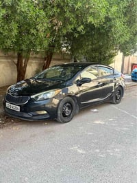 كيا فورتي 2015 حادث قبغ جنطه  صبغ فقط بنيد وربع باب السايق وجنطه مكينه...