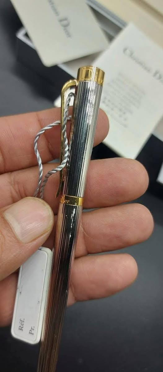 Brand new never used 

✨ قلم Dior الكلاسيكي ✨

تحفة تجمع بين الأناقة الفرنسية والفخامة الخالدة ♥️

تصميم معدني بخطوط دقيقة ولمسات ذهبية راقية تحمل توقيع Dior المميز⭐

  جديد لم يستخدم ، كامل بمشتملاته 

لمن يؤمن أن التفاصيل الصغيرة هي التي تصنع الفرق الكبير.

🖋️ Dior – فخامة تُكتب بها قصتك.


**إذا كنت صاحب هذا الإعلان وتريد حذفه لأي سبب، رجاءا أرسل رسالة إلى الدعم الفني**