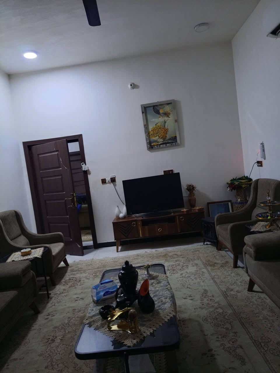 دار للبيع مساحة 300م طابو زراعي سند 25 .
بلاد الرافدين بالقرب من حدادة بلا حدود اسواق عمر البياتي 
البناء طابوق بياض من الداخل . عبارة عن 3 وحدات سكنية مستقلة من ناحية الماء والكهرباء والمولد والصرف الصحي 
طابقين  .الأرضي وحدة سكنية . يحتوي على غرفتين نوم كذلك غرفتين إستقبال ، صالة ،مطبخ 
الطابق الأول وحدتين سكنية  درج خارجي وباب  لكل وحدة . كل وحدة سكنية تحتوي على نوم ، إستقبال ، صالة ،مطبخ  حمام داخلي نظام سويت .
الأرضيات  سيراميك هندي كذلك الجدران  سقوف ثانوية الكهرباء نظام بوري دفن
***********
