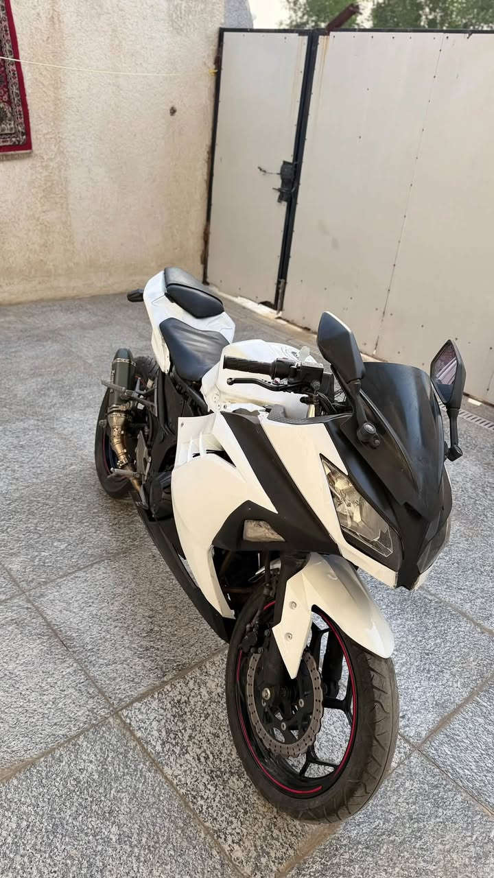 السلام عليكم شباب (كاوساكي موديل 2014 حجم 300 cc ( ادووات ادوووات اكفلك سرقة وحادث فقط )
مسوي ادامه كامله قبل اسبوع
دهن امزيول 10-40
ماي. راديتر اصلي
بلكات اصلي
فيت بم اصلي
وتنظيف كامل لغرفة الاحتراق
كفرات عمرتهن كلها يعني جاهزه الف ماتصرف عليها 
مكانها بصرة *********** 
1000$ يعني 10 ورقات يعني مليون ونص
