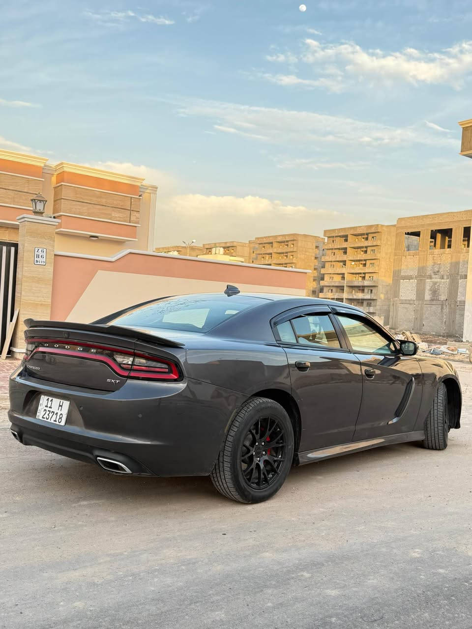 جارجر 2018 sxt plus 
شاشة جبيرة كار بلي 
كشنات حظن تدفئة  
مكينه كير كفالة 
حدادة جديدة امامي وخلفي 
طخم تاير جديد 
محدث srt كت اصلي درجة اولى 
حادث امريكا بس دعامية 
وبالعراق صار بيها مكانات صبغ صغار مثل ما موضح بالصور بالاضافة الى الجاملق الخلفي بي صبغ همين بدون قطرة دواخل لا شواصي ولا لغود كلهن سليمات 
رقم بغداد بأسمي 
ماشية 118 الف 
*********** ابو الخصيب, البصرة
