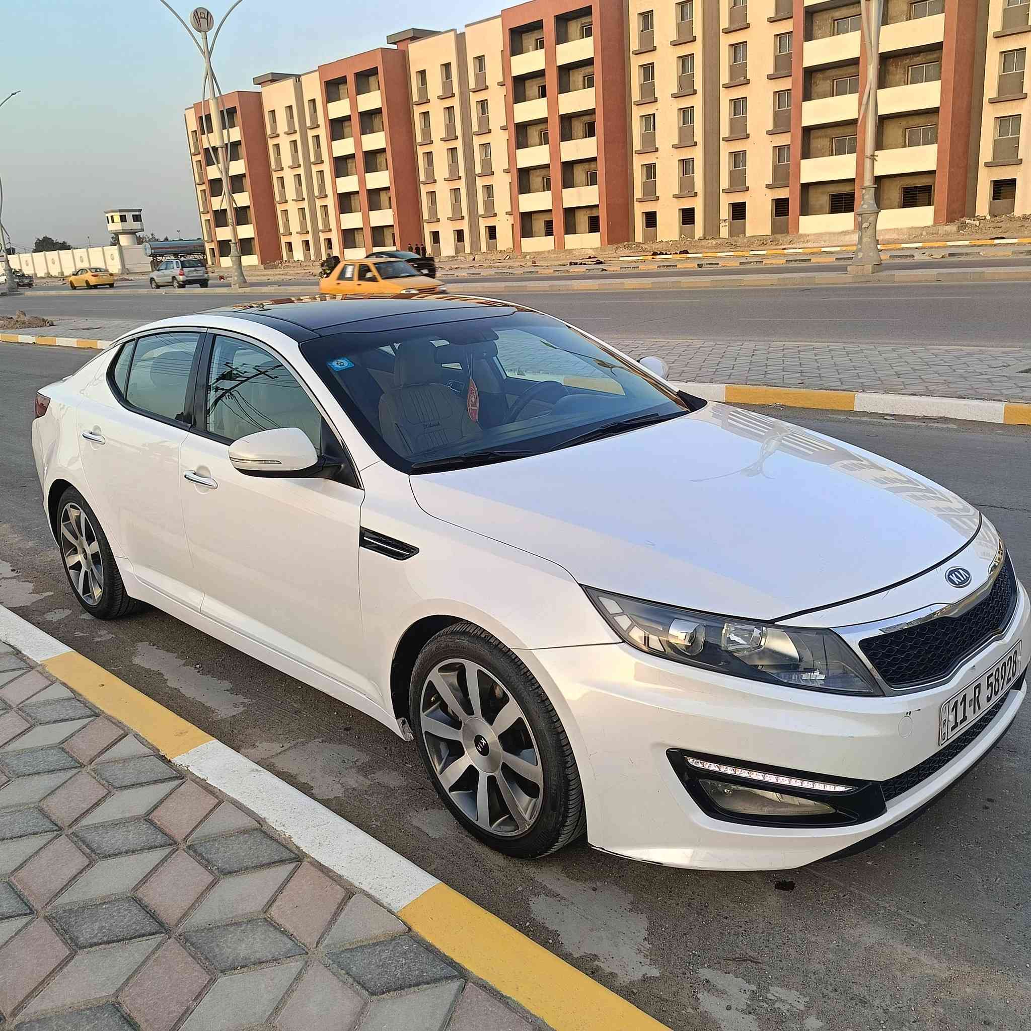 كيا اوبتما 2013 فول مواصفات محرك 2000 دوش ...
بصمة ...بانورما... شاشة وكامرة ...تحكمات ستيرن...حساسات..بيها مكانين بارد 
المكينة غير مفتوحة وصرفيتها اقتصادية جدا 
ماشية 130 ومن تعبر 120 دك جرص والسيارة نظيفة وجديدة مكانها وحتى الدواخل جديدة وكاعتيها مفروشة جلد وبالعافية ع الياخذها رقم بغداد الدولي وسنويتها ل 2030
واي استفسار 
اتصل ع ارقامي ***********
*********** وان شاء الله منقصر 
السعر 143
