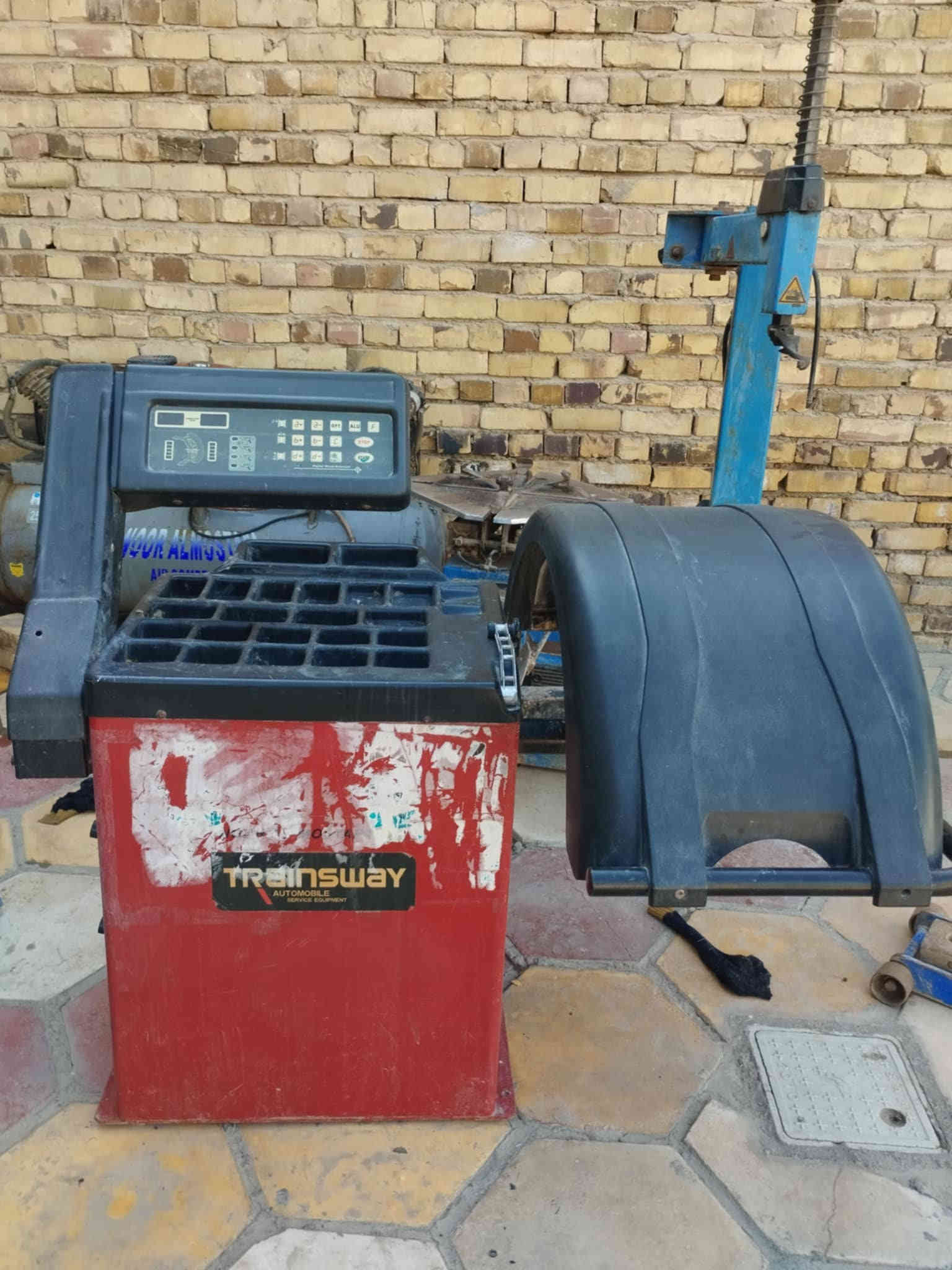 السلام عليكم محل بنجر كامل جهاز بلنص وكمبريسر وخالعه وجك وصوندات ومسدس فتح كوسره ركع الغراض كله نضيفه وشغاله 
تلفون ***********
