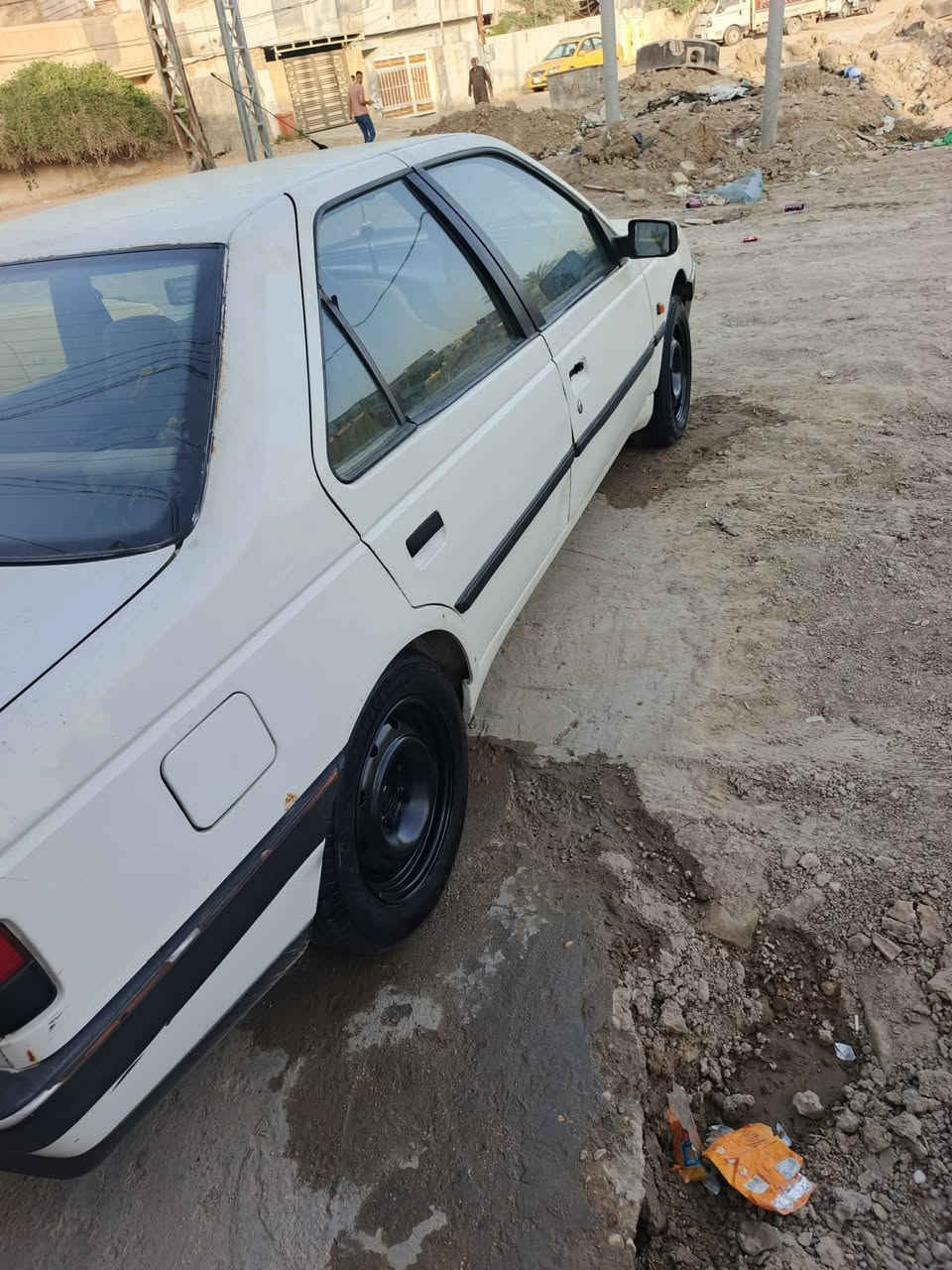 السلام عليكم بيجو 405 مديل 12 كير ومكينه جدد كهربائياته كله شغاله مبدل بيه جاملغ امامي بدون دواخل سياره جاهزه مال جناي ربع مذب عليه حداديه و وره وكدام جدد تبريد ملضومه جديدة سياره بسمي هزه جديده سنويه اليوم استلمته السنويه ال ٢٨ مكان حله مركز مدينة سعر 35وبيه مجال رقم ***********
