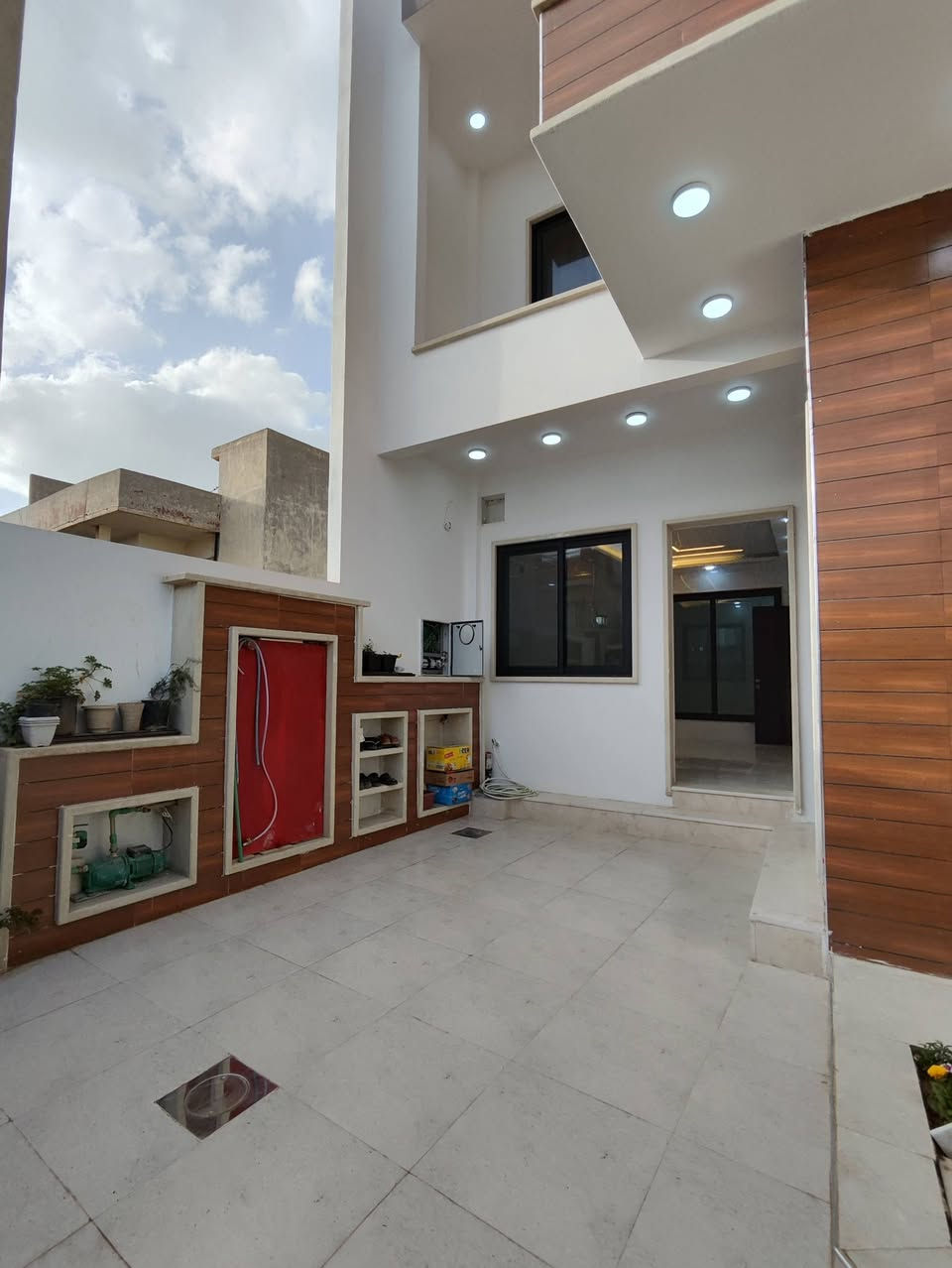 #بسعر مناسب
🔷 دار للبيع في حي #الوحدة 🔷
الموقع : حي الوحدة قرب جامع عبد الرزاق 
مساحة الدار : 188 متر واجهة 8.5 متر
#الدار بناء حديث 
سند طابو ملك صرف شرط التحويل

🏠 تفاصيل الدار : 
الطابق الاول : غرفتين نوم مع سويت وهول ومطبخ واستقبال وصحيات وكراج وحديقة
الطابق الثاني : اربعة غرف نوم  مع سويت ، هول ، وصحيات.

بناء فول مواصفات دكتات ، سبالت ، كامرات ، سقوف جبس .

السعر والتفاصيل داخل قناة التلكرام :
https://t.me/baet_alhadhara
________________________________________________

للاستفسار الاتصال بالرقم :
***********
***********
مكتب بيت الحضارة للعقار سايدين حي الوحدة قرب مول سانكو 2
