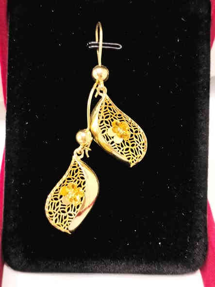 زنجيل ايطالي مع مداليه ايفون ايطالي
الوزن ١٣،٥٩ غرام 
السعر مليونين و٥١٥ الف
 محافظه بابل صياغه نزار المومن ***********
 يوجد توصيل لكل المحافظات العراقية 🎀💎👀💅
