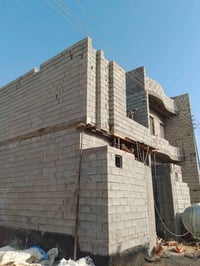 ورحمة الله وبركاتة خلفه بناء بلوك وحجر بسعار مناسبه ورزق عل الله سبحان...