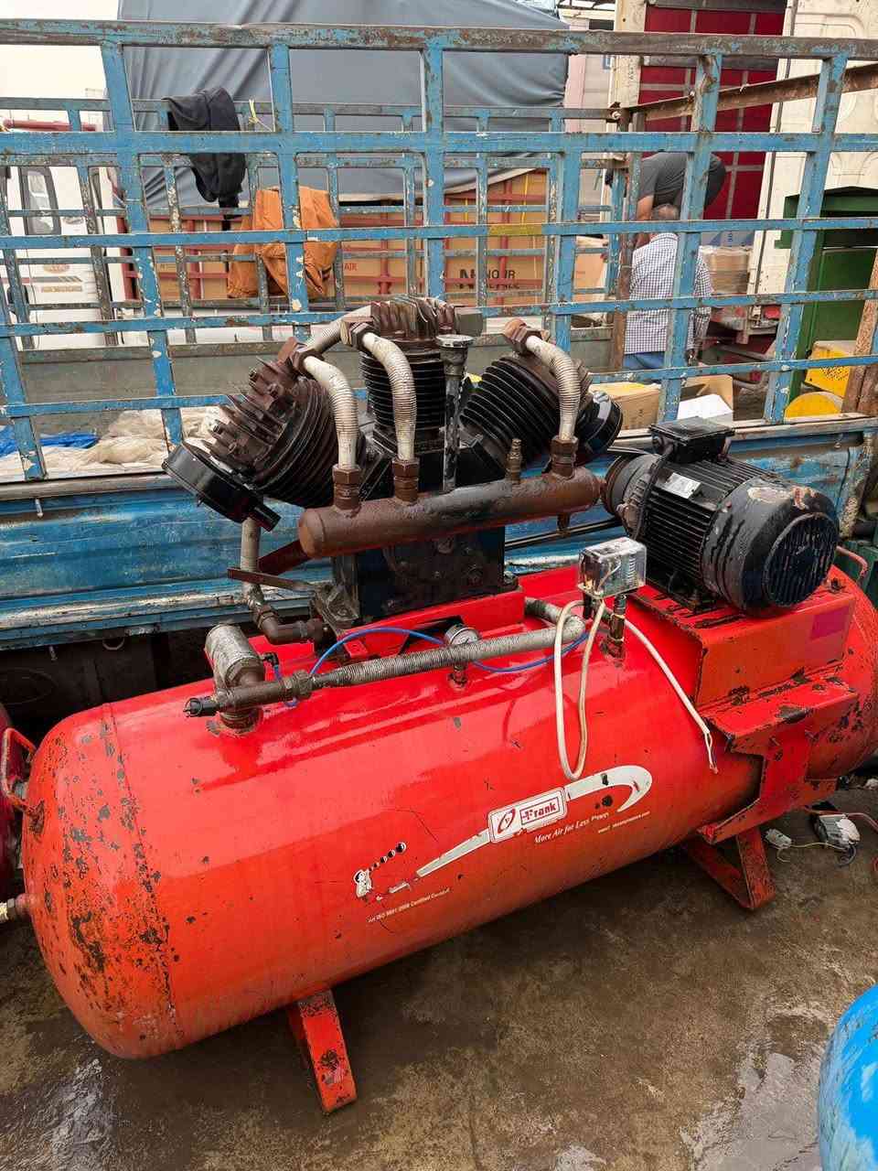 تم بعون الله وصول كمبريسرات هواء انكليزي إيطالي أمريكي ألماني ٥٠٠ لتر ماطورها ٧ونص حصان ١٠ حصان ١٥ حصان للاتصال *********** العنوان بغداد باب الشيخ كراج الحرباوي محلات النور
