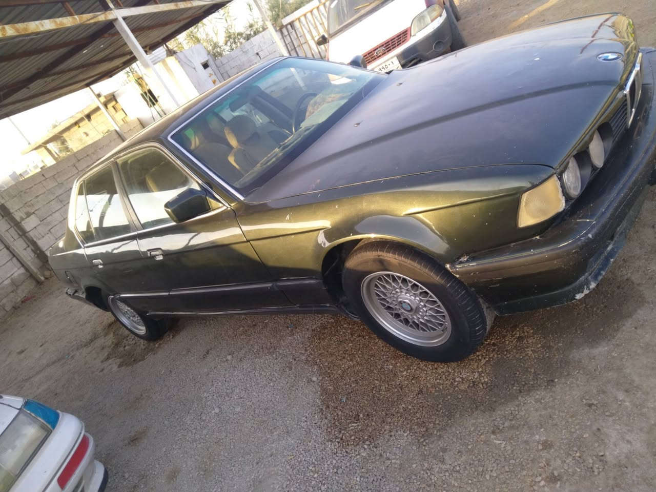 بيءم دبليو حجم 735
موديل 88
رقم انبار سنويه مجدده تحويل مباشر 
لون زيتوني 
كير عادي محرك حلو
تخم تاير ويل كب 
صدر حلو 
لايت زنون 
كهربائيات شغاله 
سياره يرادلها ترتيب بسيط 
العنوان الرمادي ال سبعه كيلو للاستفسار هاتف ***********
