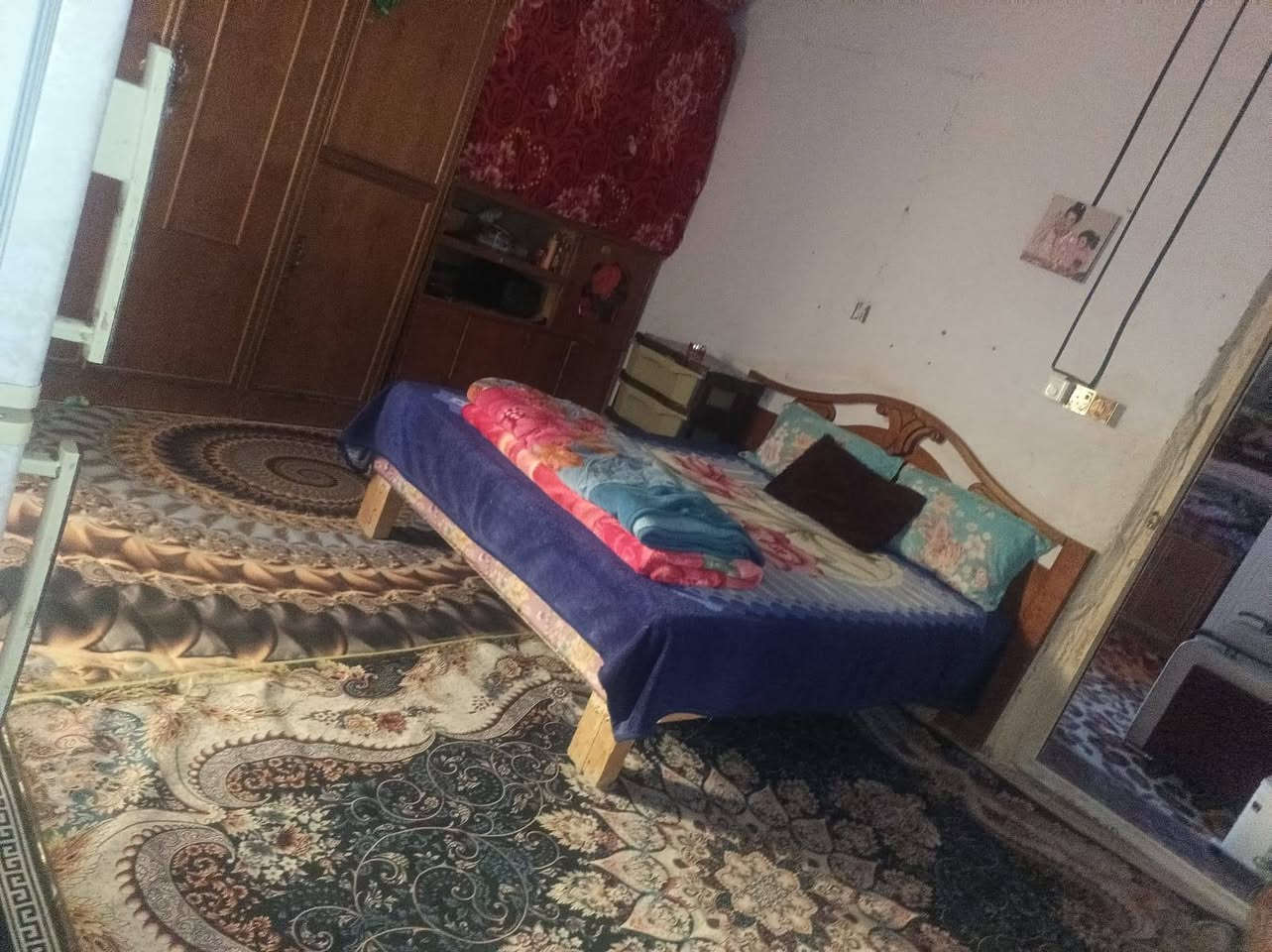 السلام عليكم بيت مساحه 200البيع28وبيها مجال يحتوي على غرفه نوم 2 وصاله ومطبخ واستقبالا وهذا رقم الهاتف *********** مو شرائده يتصل مكان حمزه الغربي مدينه مهدي عاقول مقابيل الطاقه مال الكهرباء
