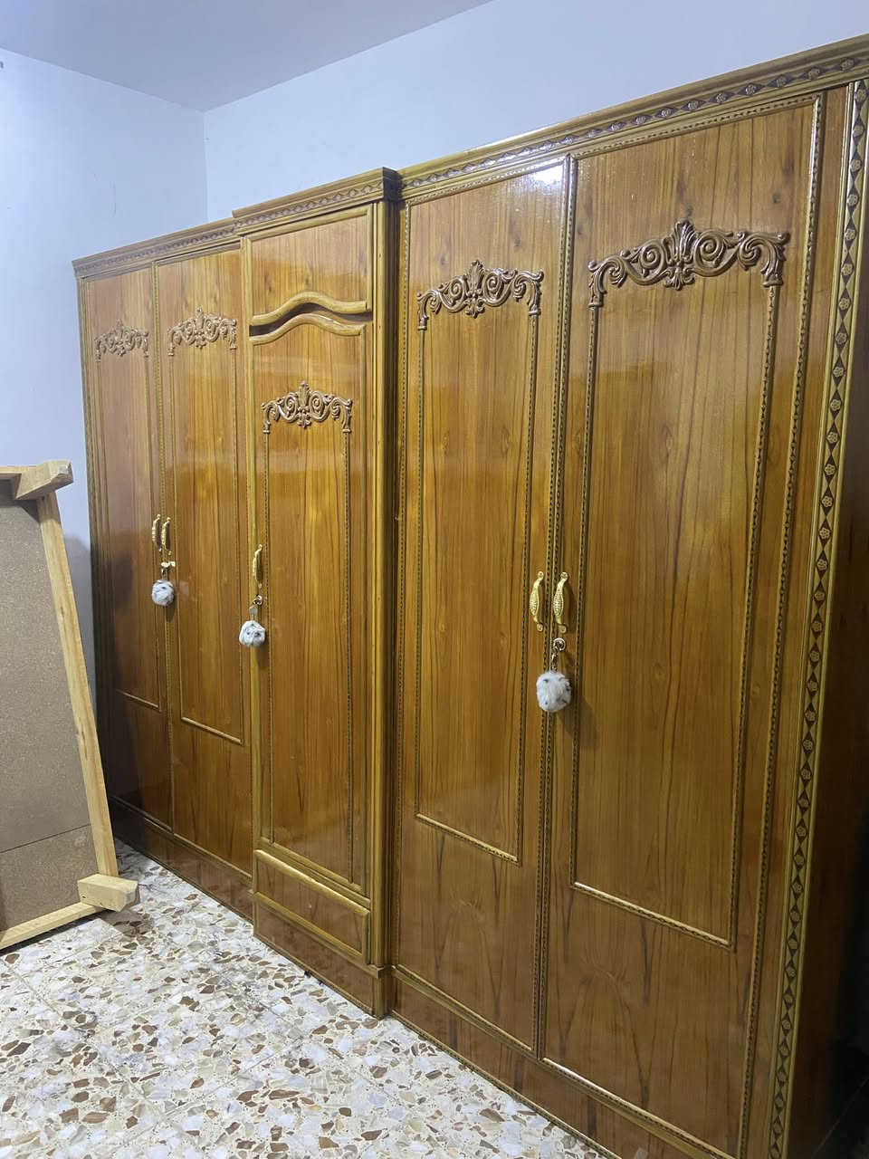 سلام عليك غرفه نوم صاج عراقي للبيع مستخدمه 6  اشهر نضفافته ٨٠٪؜ السعر ٩٠٠ او بيه مجال تواصل ***********
