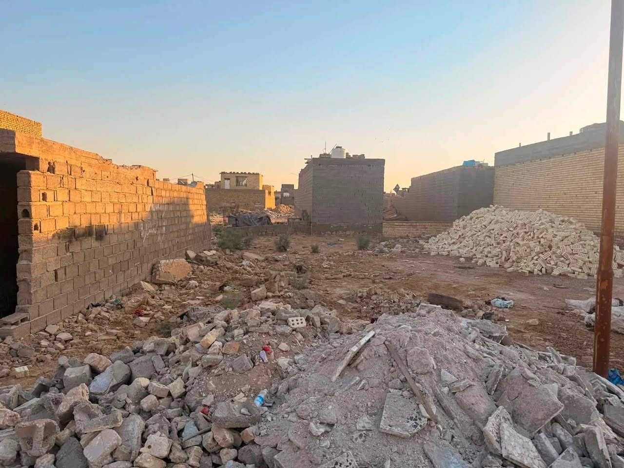 السلام عليكم قطعه ارض البيع بصف الهيكل المساحه ١٠٠متر الموقع حي طارق بل خير قريب عل شارع ١٥ تبعد عل تبليط دربونتين السعر 22 وبيه مجال خابر وتدلل ***********
