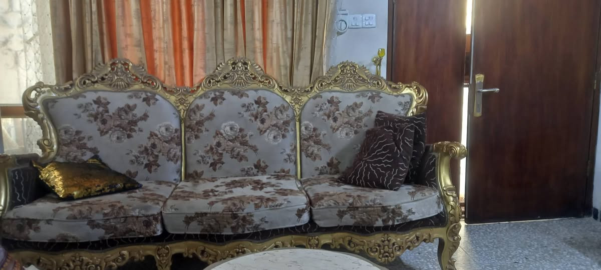 نص تخم مصري ذهبي زان يحتوي على :
قنفة ٣ نفرات  عدد ١
كرسي عدد ٢ 
طبلة وسطية عدد ١
طبلات جانبية عدد ٢
السعر ٥٠٠ الف الموقع بغداد / المنصور 
الاتصال على الرقم *********** بيه وات ساب
