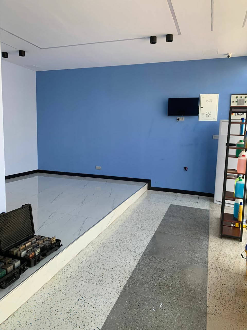 السلام عليكم .

محل جاهز للأيجار يصلح ( حلاقه . مكتب عقار . اسواق )
 مجهز بديكورات حديثه وتشطيب جديد كما موضح بالصور ومساحه واسعه بموقع مميز .

📍الكراده / خدمي جسر الربيعي 
📞 للتواصل / ***********
