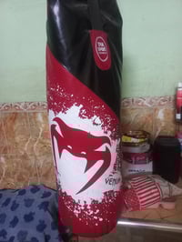 كيس ملاكمه جلد اصلي مع كفوف جلد اصلي وزن الكيس 50 كيلو سعر 75 الف تواص...