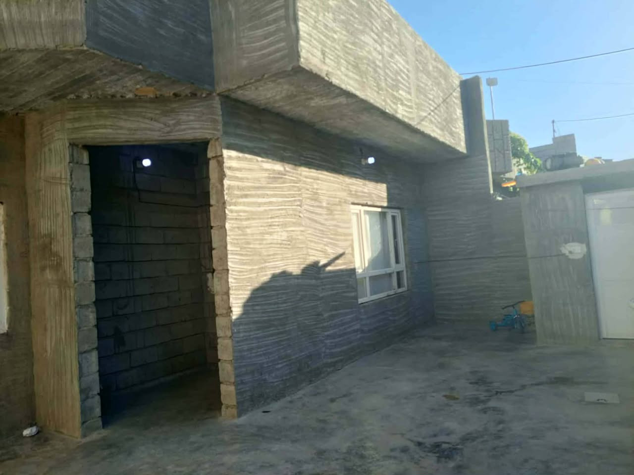 السلام عليكم بيت للبيع في حزيران قرب جامع حاجه صالحه بفرع سعدون الشاهري مقابيل مركز العدالة  المساحة 200 متر  السعر 55وبي مجاال للشراي والي يحب يتصل بل خدمة ***********
