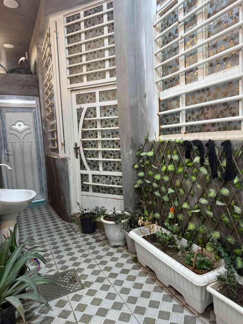 بيت للبيع طابو صرف المساحة 75 عالي عن البيت طابوق جمهوري الشارع مجاري وتبليط الصور بالطابق الارضي والطابق الثاني غرفتين 4×5/ + حمام وصحن/ السطح يوجد مخزن سندويج قياسه4×3
علما ان سقف الصالة والمطبخ فقط تشطيب 
العنوان/الثورة شارع المركز (الشارع العام خامس فرع) الاستفسار اكثر الاتصال على الرقم ***********
