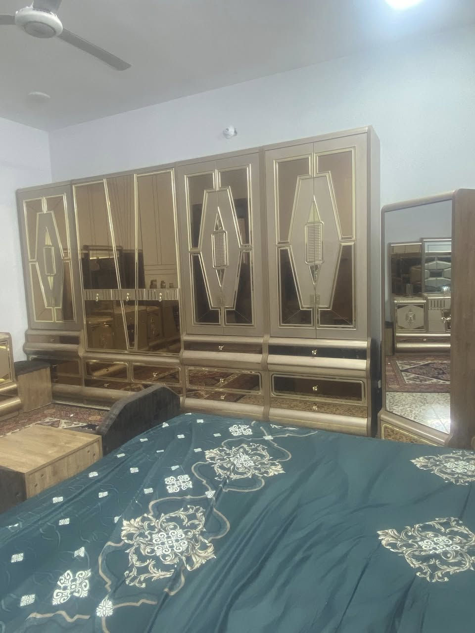 سلام عليكم غرفة ضخمه للبيع جديده السعر ع خاص ***********
