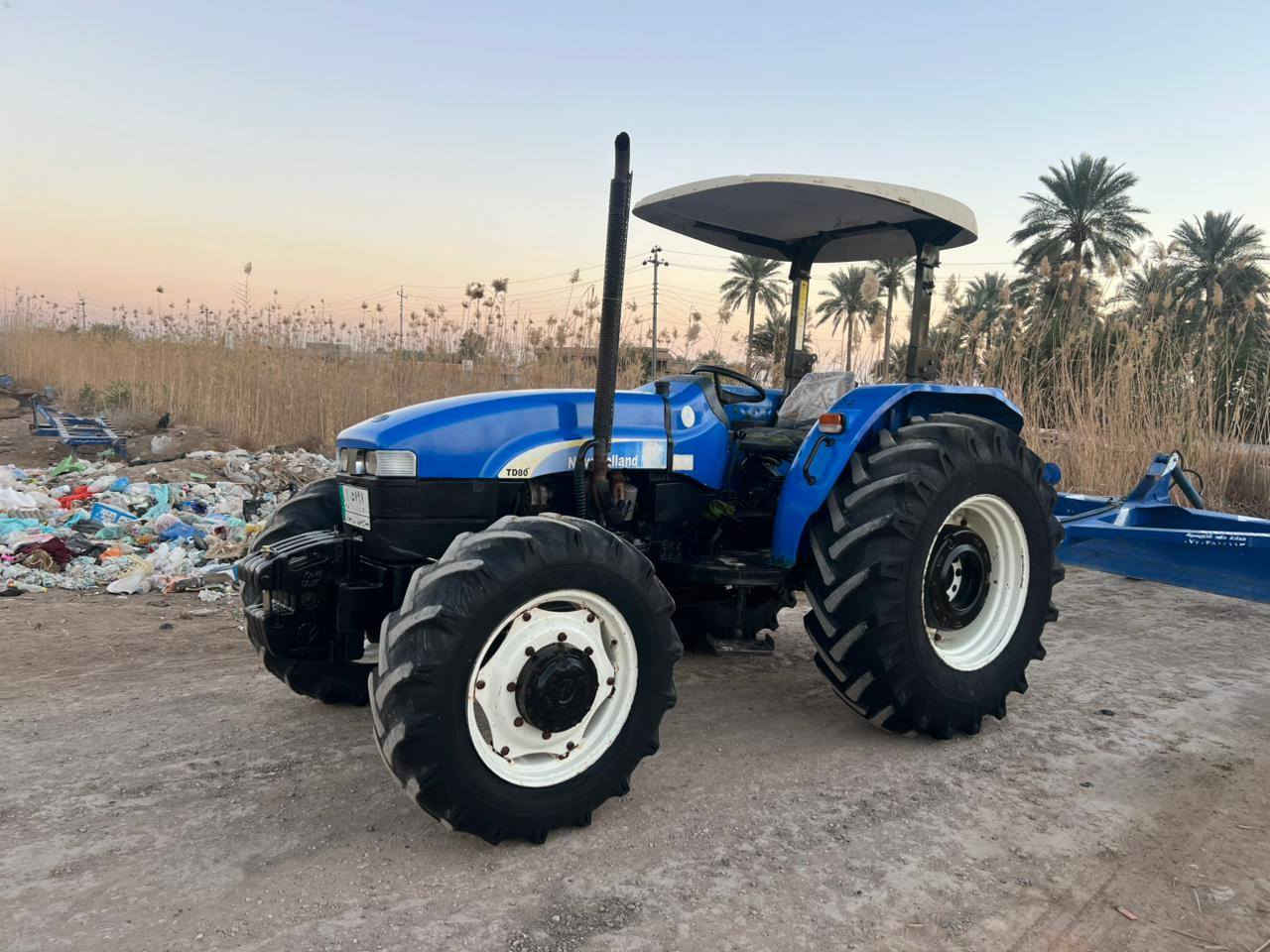 للبيع نيوهولند موديل2012 مكينة جديدة لا تبخير ولا تنقيص كير ومحرك واكسن وجهاز هودرليك مكفولات تخم تاير جديد مكينة ع وضع الشركة أي نقص ما بيه مكينة مال جناي خير من الله رقم وسنوية بدون تحويل ورثة السعر 17,500 وبيه مجال للأستفسار ***********
