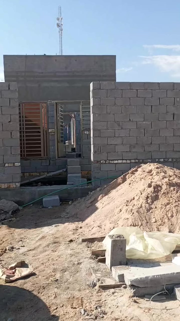 السلام عليكم هيكل للبيع المساحه 150متر سند25 موقع كلش حلو المكان بصره شط العرب كردلان شارع الشهداء كامل خدمات ماء وكهرباء وتبليط للاستثمار ***********
