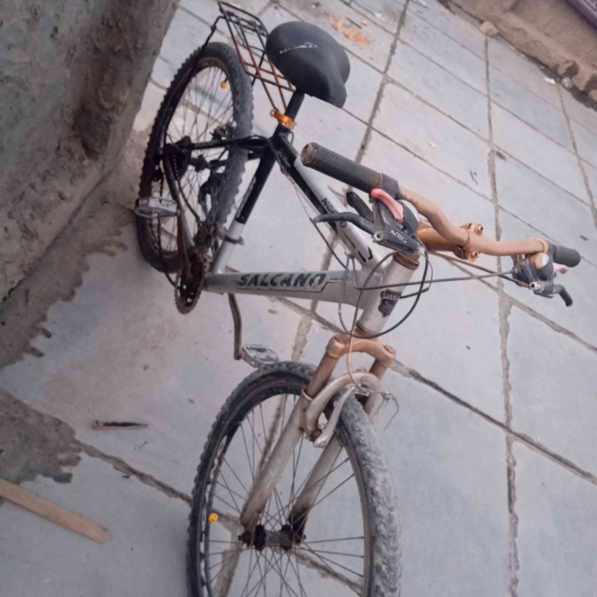 باسكل ياباني نضيف بس الصجم مالتة مكسورة سعرة75 وبي مجال ***********
