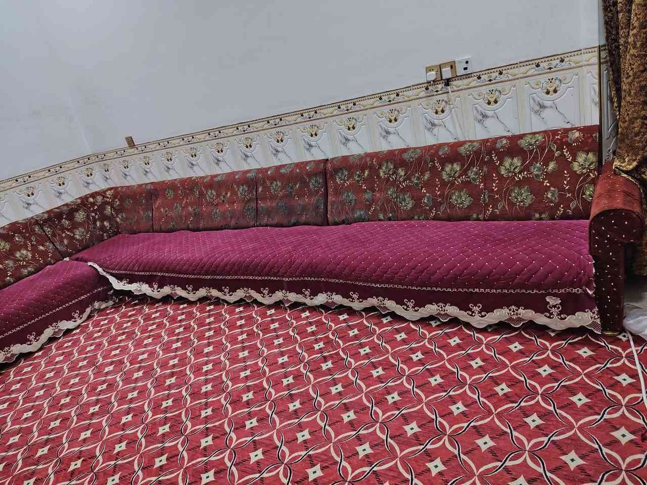 للبيع تخم ديوان عشر مقاعد مع قنفة
سعره ١٠٠ الف نهايته
تقاطع نهروان
***********
