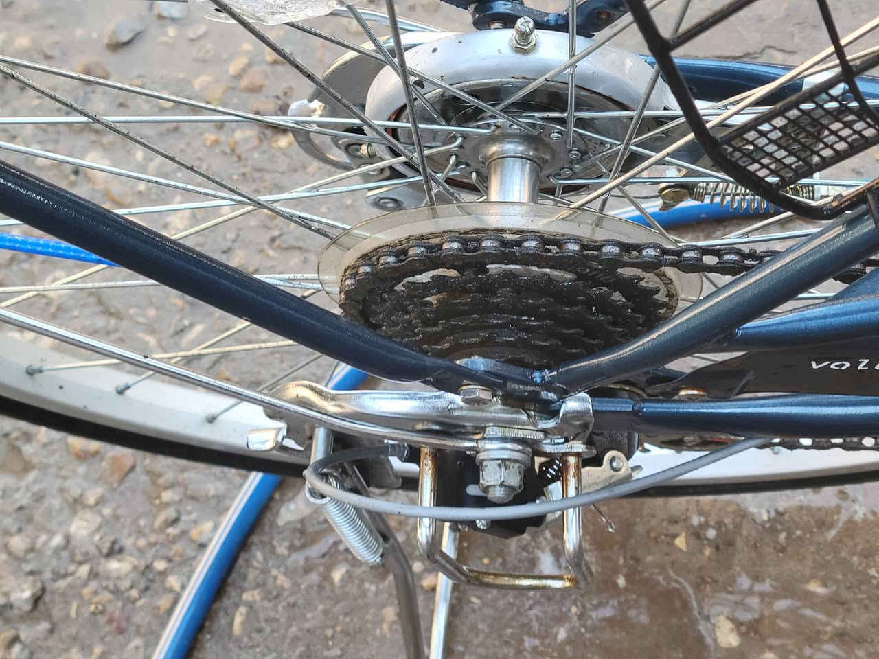 السلام عليكم  بايسكل ياباني اصلي  للبيع  موديل 23  جديد شخط ما بي ختومات كامله عقرب 6 تبديلات بي ملحقات لايت امامي كشن جديد لون جوزي طياريه جرس ما تصرف عليه ربع جاهز  العنوان واسط شحيميه قريه ١٠ قرب مسجد السجاد للتواصل خاص الرقم ***********
