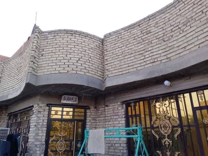 بيت للبيع ٢٠٠متر حي البساتين سند أصفر بظهر المختار علي العكيلي يحتوي على غرف عدد ثنين استقبال كبيره ومطبخ كبير وبيتونه كبيره  ومخزن وترك وصحيات البيت مرمم من جديد مي مجاري كاشي وتعديلات  عالي على الشارع وبي سطحين وطرمه كبير الستفسار على الرقم ***********
