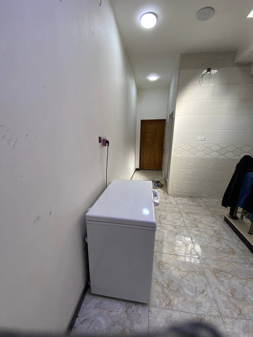 السلام عليكم نصف قطعه للبيع مدينه الصدر مقابيل سوق الأولى قطاع ٢الرقم ***********
