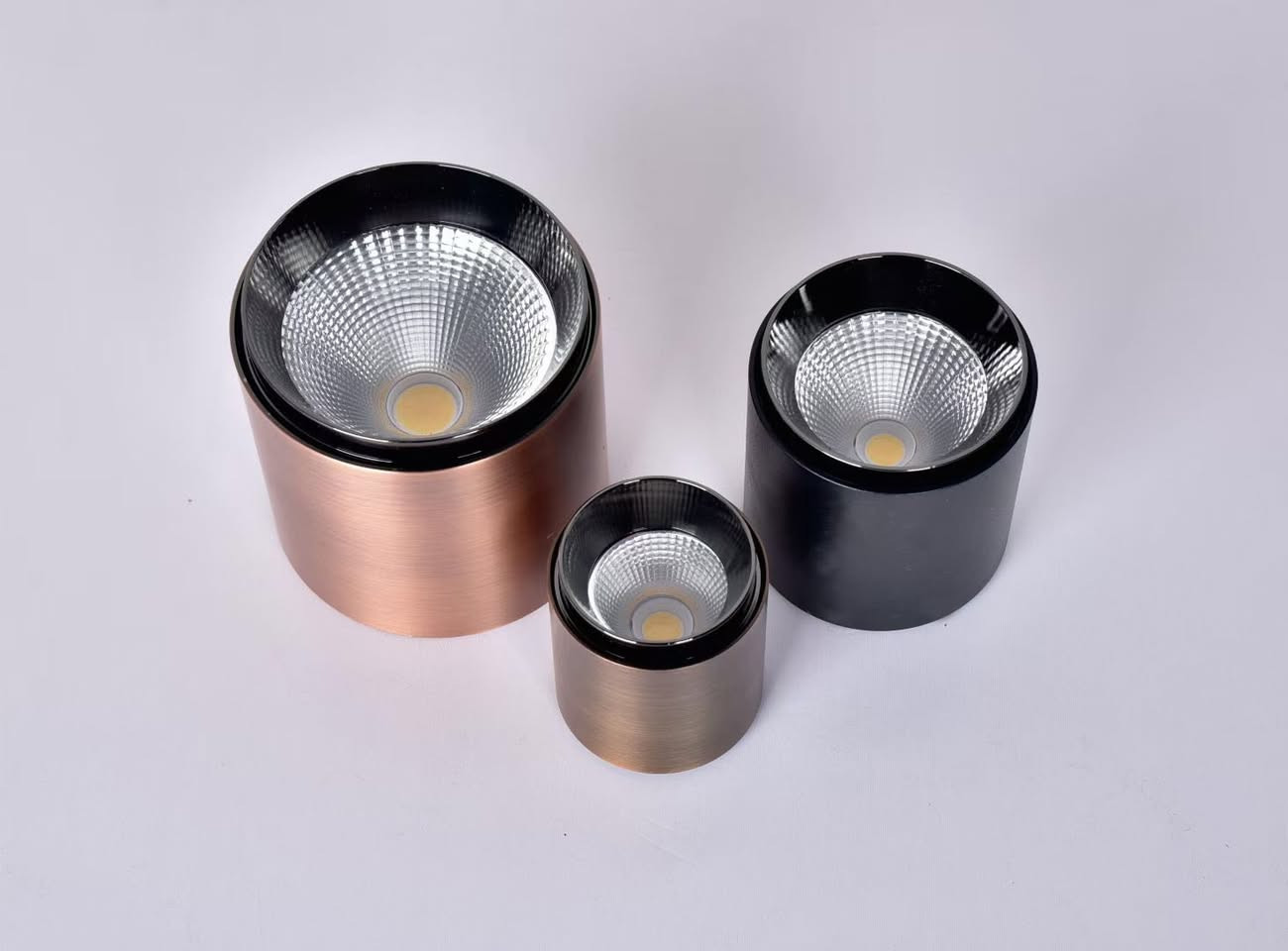 Nice design surface mount spot light.
Aluminum housing 
6500k/3color  2 years guarantee


**إذا كنت صاحب هذا الإعلان وتريد حذفه لأي سبب، رجاءا أرسل رسالة إلى الدعم الفني**
