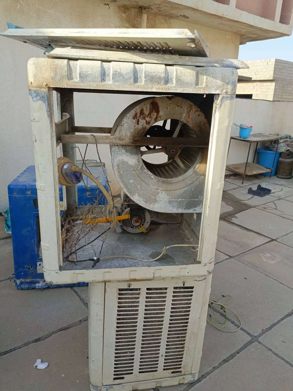 3 اكشور مبردات سوبر انضاف واحد واحد ونص 
واثنين اثنيين ونص 1ونص ماطورها شغال بس البروانه ماعرف وكفت ماطورها نضيف طلقه 3 اب 110 الف وبي مجال 
***********
