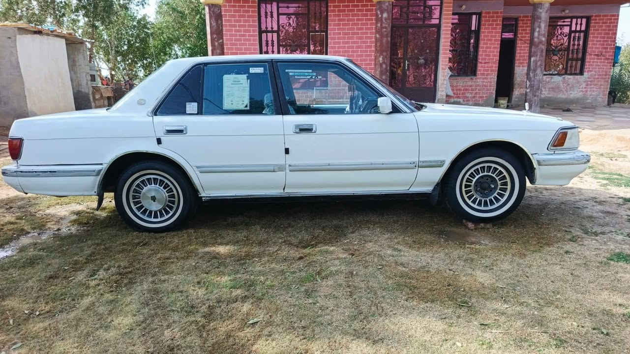 السلام عليكم سياره سيدان للبيع موديل 1990 سياره حلوه ونظيفه مال جناي كهربايات كله شغاله تخم تاير جديد بطاين جدد رقم انكليزي مكينه 2500 كير عادي مكان سياره واسط قضاء العزيزيه السعر اتصل ودلل الهاتف ***********///***********
