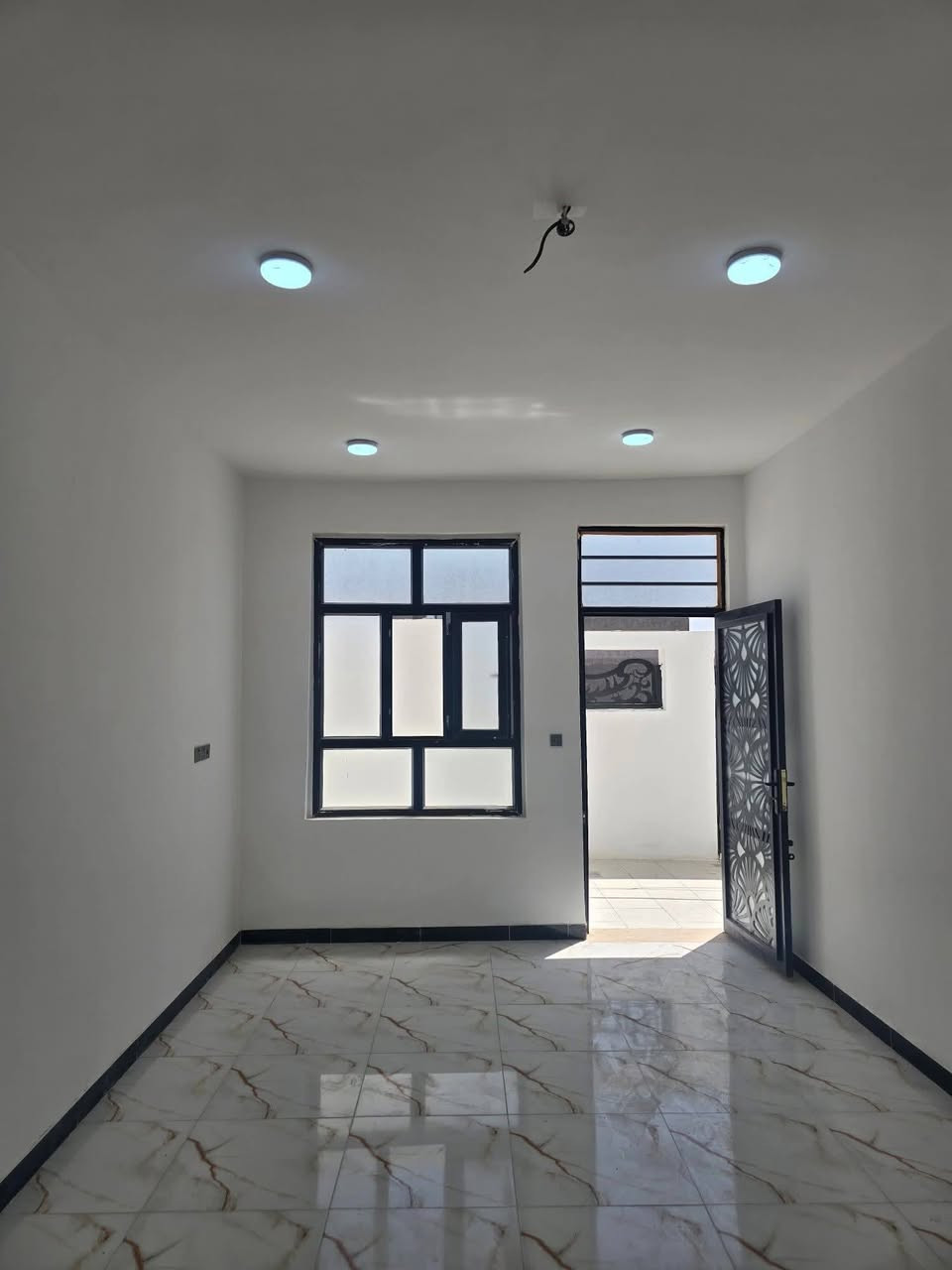 دار سكن طابقين كونكريت للبيـــــــع 
ام الخيل خلف السكه ( طابو زراعي سند 25)
_________________________
المساحه / 133 متر 
الواجهه / 8 متر 
السعر مناسب جدا اتصل وتدلل 
________________________/
3 غرف نوم / صالات عدد 2 / استقبال / مطبخ/ مجموعتين صحيه/ طارمه 
***********
للأستفســار/ مراجعـــــة مكتـــب  العا صمة للعقار والمقاولات العامه الاتصال على الأرقام التاليه ***********

*********** مراجعه الواتساب
