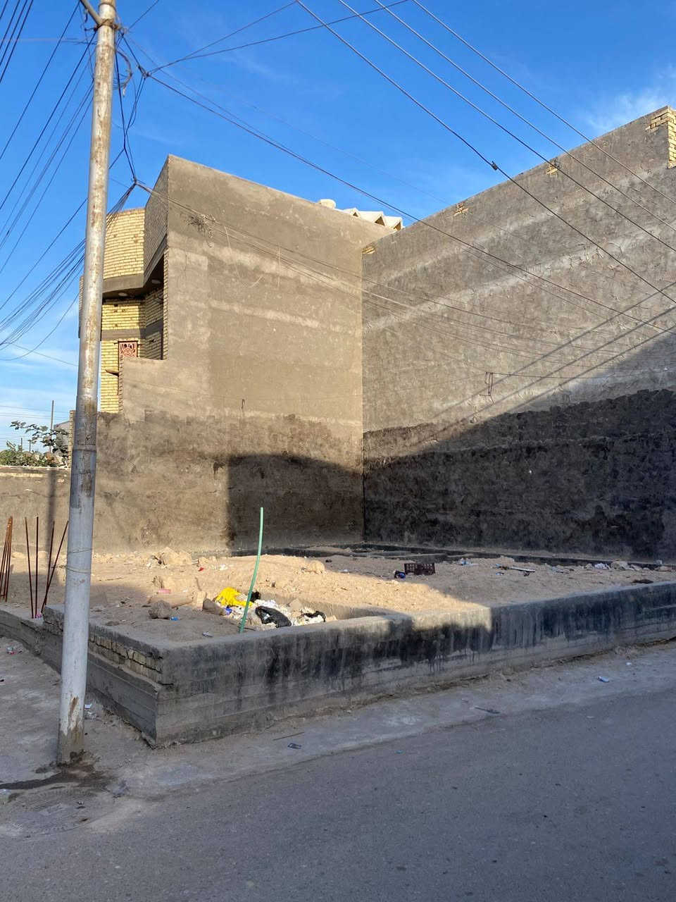 بتلو  بابوالخصيب عويسان شارع المجمع الطبي ثاني بيت عن الشارع العام السياحي 
مساحه ١٠٠م مربعه
ماي وكهرباء وتبليط كامله
طابو زراعي 
السعر ٧٥ مليون
الاتصال ع الرقم ***********
