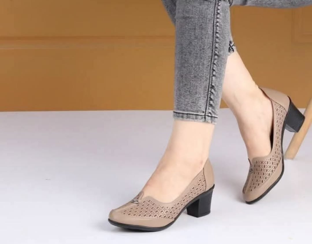 توفر فلوريتان طبي ارتفاع 5cm الاكثر راحة 
مناسب للدوام والمسافات الطويلة 
Size 37.38.39.40.41 
للحجز مراسله الصفحة او الوتساب *********** 
يوجد خدمة توصيل لجميع المحافظات
