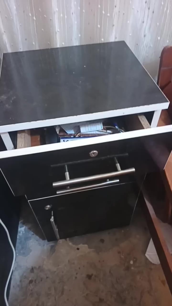 السلام عليكم شباب مكاني بغداد حي العامل عزلت محلي صار أسبوع وعارض الأغراض للبيع الأغراض نضيفات عليهن اتراب تجي وتفحص بعينك 
الكراسي للبيع شغلات الجكات مالتهن نقصهن فقط دوشمه 
الأسود ٢٠٠ 
والأبيض ٨٥
البراد ٥٠ 
كيزر اصغير مال محل ٢٥ قفل 
المجرات الأسود قفله ٢٥
الأبيض قفله ٣٠
جهاز الهايدرو فيشل ٢٥٠ قفل شركه الأطلس الأصلي 
جهاز بخار شركه الأطلس الاصلي قفله ٣٠ 
*********** هذا رقمي
