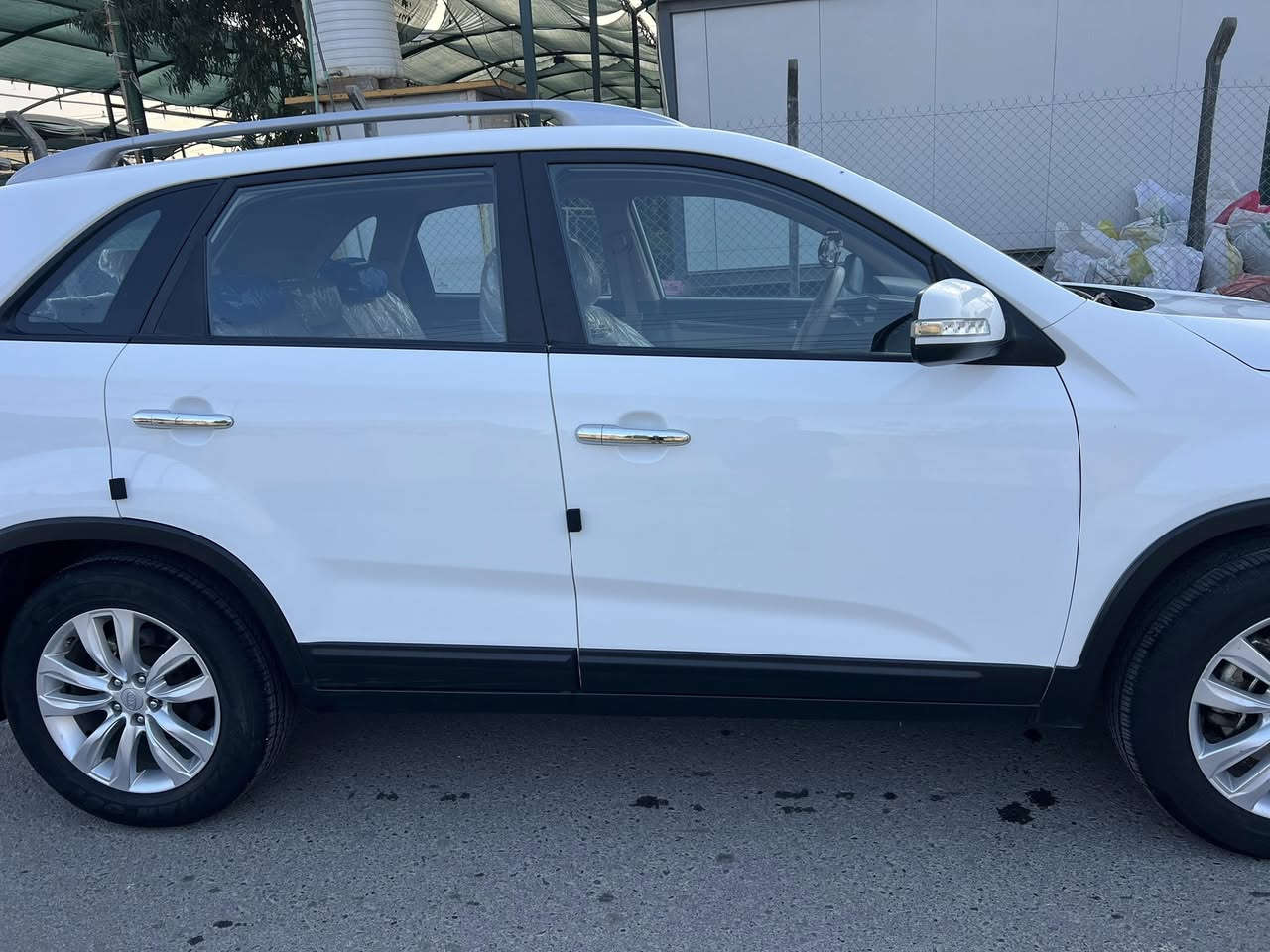 السلام عليكم 
للبيع كيا سورينتو ابيض موديل 2011 فول الموصفات بانوراما داخل صاج اشارة ترحيب تبريد لمس مرايات شفط الموصفات المعروفة السيارة احلى من الصور سنوية بسمي نافذة لي حد 2030 هزة جديدة ورقم جديد كابون بانزين بيها السيارة جاهزة من كل النواحي المحرك 4 سلندر لاصرف ولانفخ والكير بشرط السيارة بيها نص جاملغ امامي ونص بوند بدون دواخل والباقي كلها بشرط لابارد ولاشخوط السعر 150 بيها مجال قليل غير متواجد على الصفحة
 مكان السيارة 
(موصل الجانب الايسر للتواصل على الأرقام)
***********
***********
