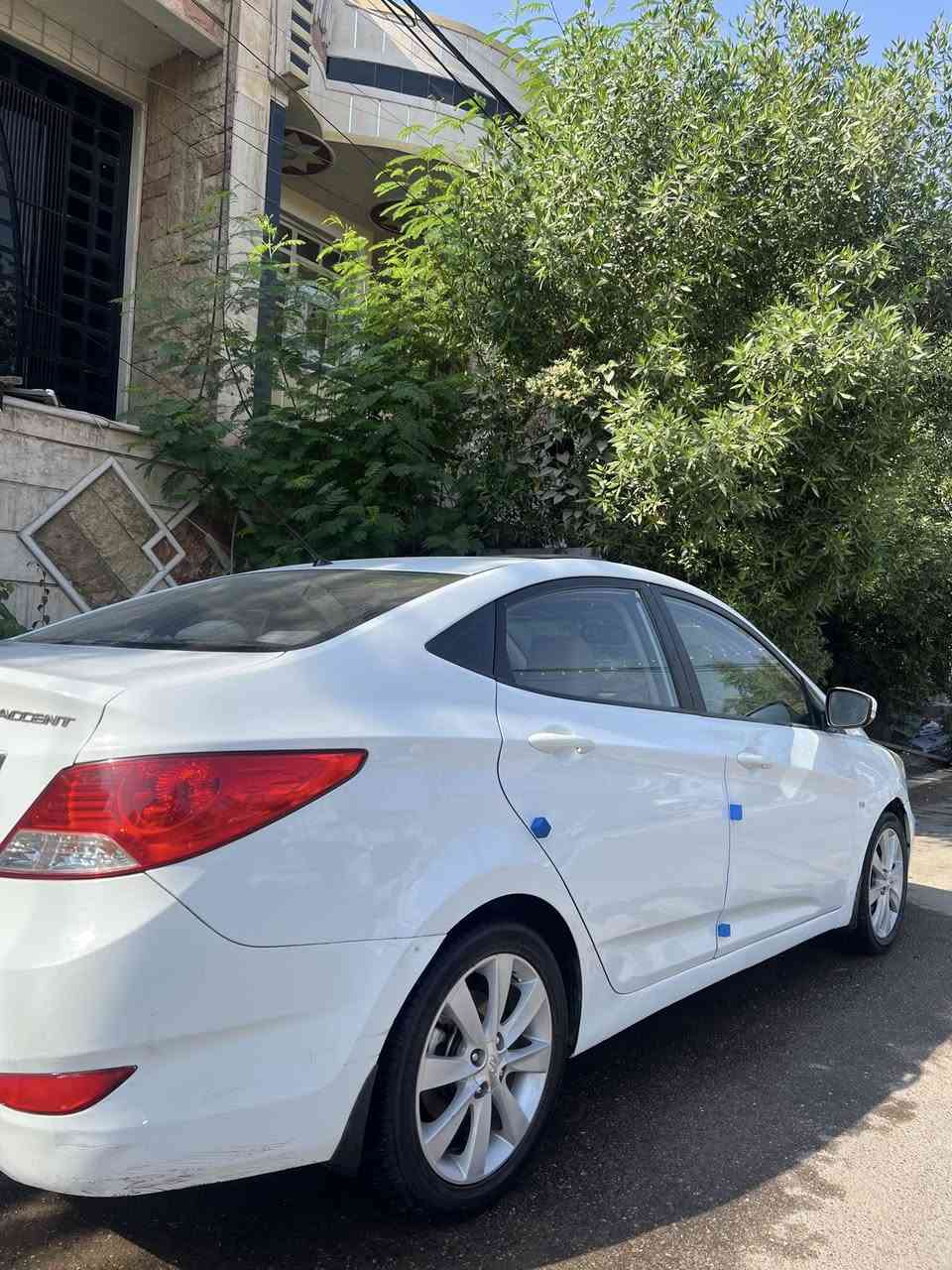 السلام عليكم 
اكسنت 2013 خليجية بلو 1/1
رقم بغداد الانكليزي بأسمي تحويل مباشر
مكينة 1600 دوش ممفتوحة
فول مواصفات
فتحة 
تحكمات ستيرن
اشاير بالمري
٥ تجاوي
٤ دسك 
٥ ويل كب
شاشة 
كامره خلفيه
ماشية 121 الف حقيقي
صدر امامي خلفي جديد
تخم تاير جديد 
السياره مابيها نقص برغي
السونار مرفق بالمنشور
السعر 102$ وبيها مجال 
مكاني بغداد الدورة
للاستفسار ***********
