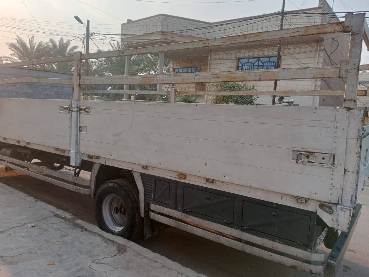 البا للبيع موديل (٩٥) رقم صلاح الدين رقم انكليزي جديد بسمي سنوية لحد (٢٩) طولهه ٧ وربع ( ٨)برغي ( ٤ طن ) تدفئه تبريد شغال مكان السيارة بغداد السعر (١٣٥) وهذا رقمي ***********
