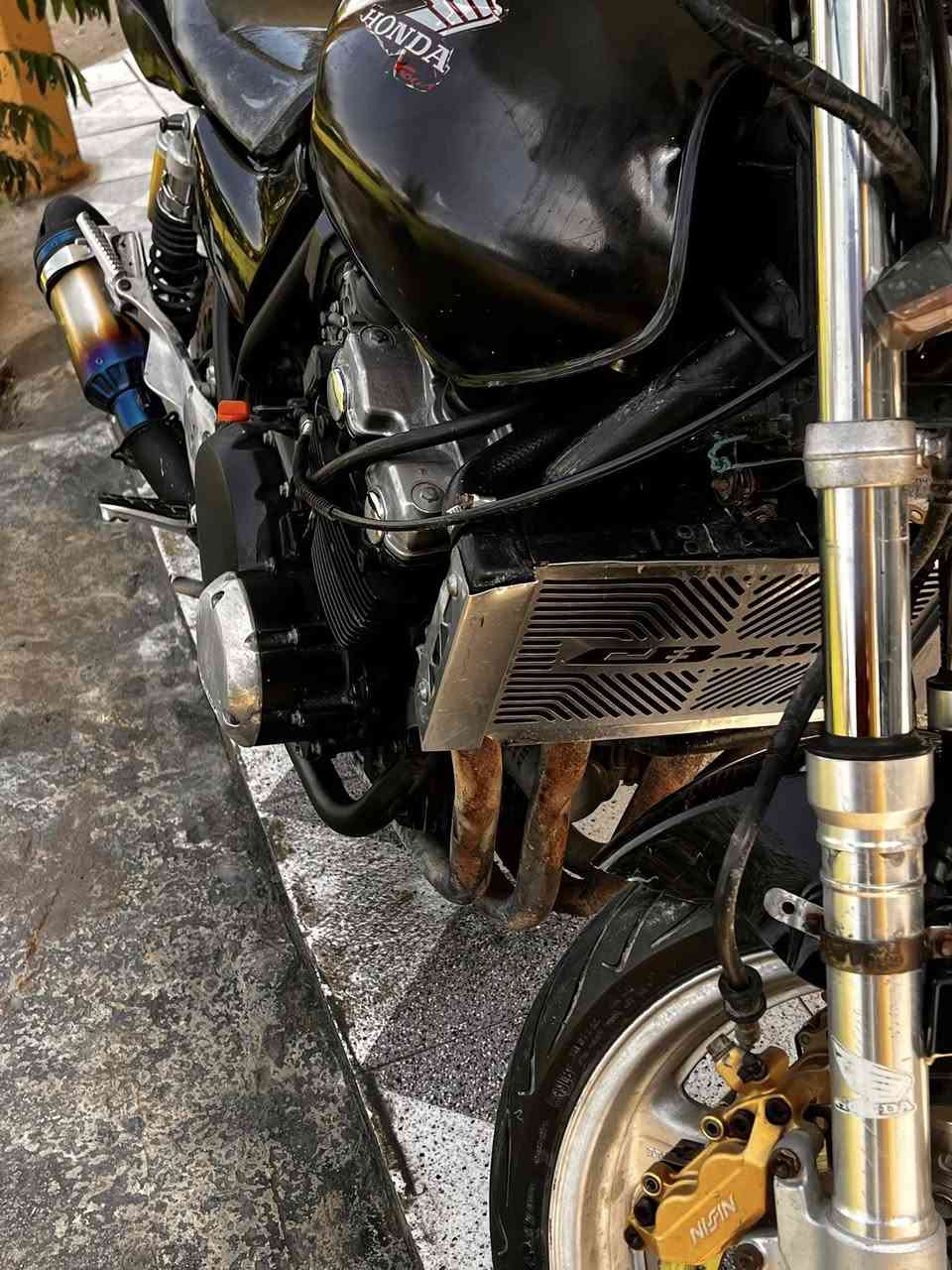 سلام عليكم بطحه هايبر سيبي فور للبيع مكفوله كفاله عامه دراجه محركه 400سيسي 16ولف وراق صولي مدفوع الكمرك مكان بابل ملاحضه مراوس راوس بربعه كير وآخذ فرق /شراي نتصل رقم ***********
