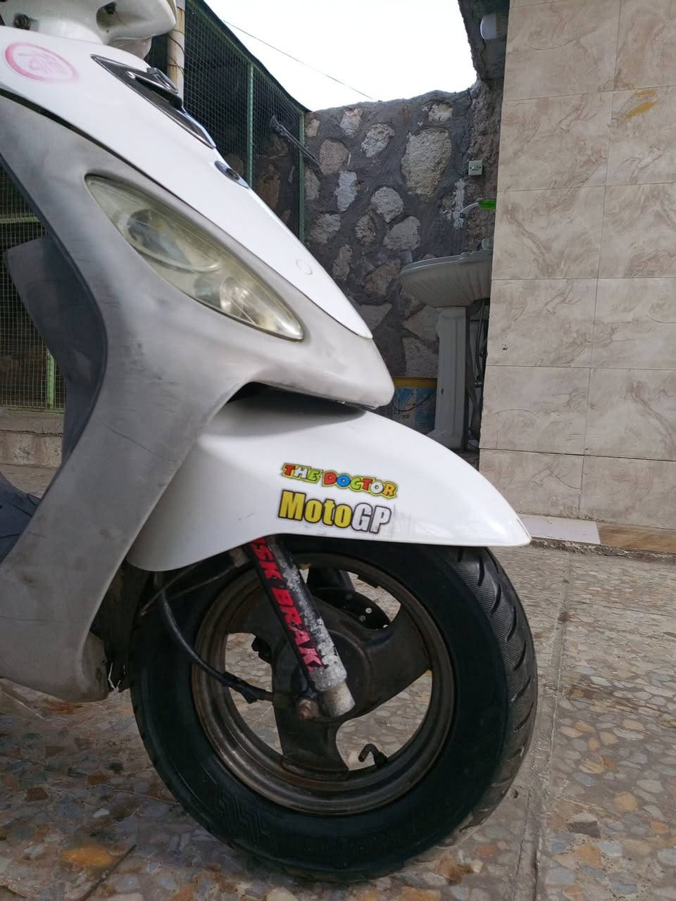 السلام عليكم
ماكس منغولي 
دراجه كله شغاله 
مكينه بلاديه لاتبخير لا نضوح 
شلعه ومعدل خير من الله 
سوادات ختم واحد كفرات مختمه
مزوده دسك امامي ولنصبه كدامك
نقصه فقط باتري 
السعر300وبيه مجال
مكاني حله ابو غرق 
***********
